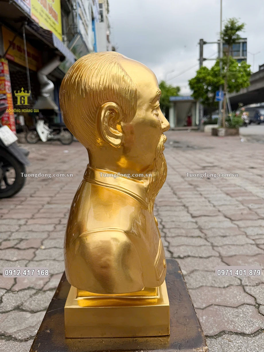 Hình ảnh nhìn  nghiêng của bức tượng đồng